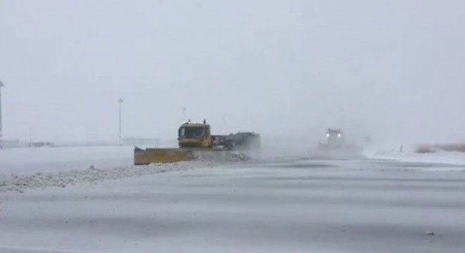 Erzurum Havalimanı’nda karla mücadele